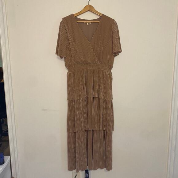 Skies Are Blue Champagne Short Sleeve Tiered Flowy MIDI Dress Size Medium - Picture 2 of 15